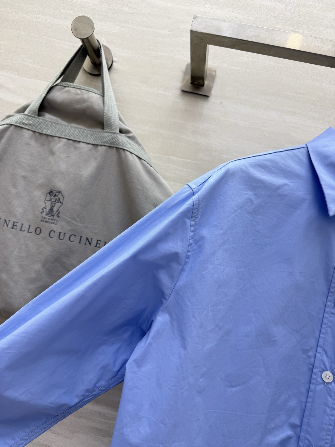 #Brunello Cucinell♡²⁶ 清爽浅蓝衬衣 雾霾蓝衬衫真的太显白了！经典翻领+单排扣设计 