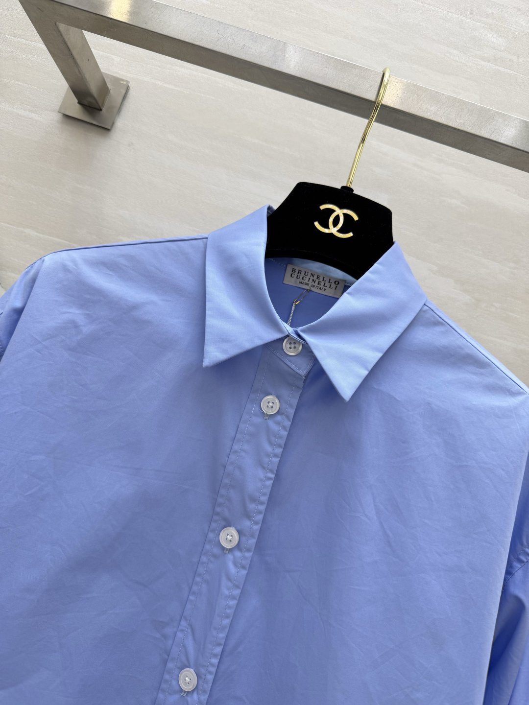 #Brunello Cucinell♡²⁶ 清爽浅蓝衬衣 雾霾蓝衬衫真的太显白了！经典翻领+单排扣设计 