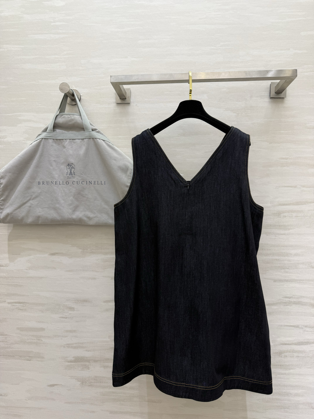#Brunello cucinell♡²⁶藏青牛仔背心裙 极简V领设计 修饰脖颈线条 原色丹宁面料自带高