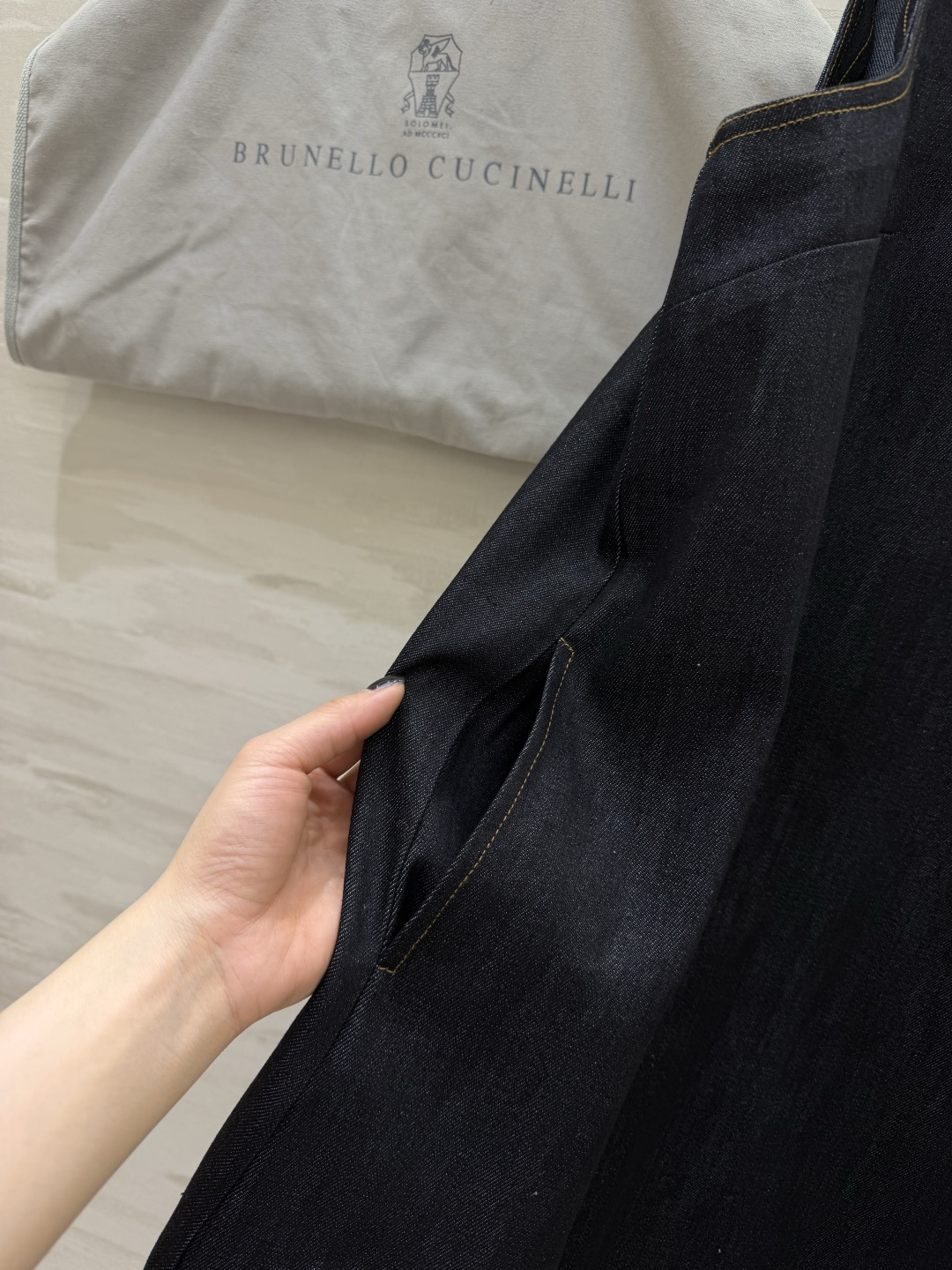 #Brunello cucinell♡²⁶藏青牛仔背心裙 极简V领设计 修饰脖颈线条 原色丹宁面料自带高