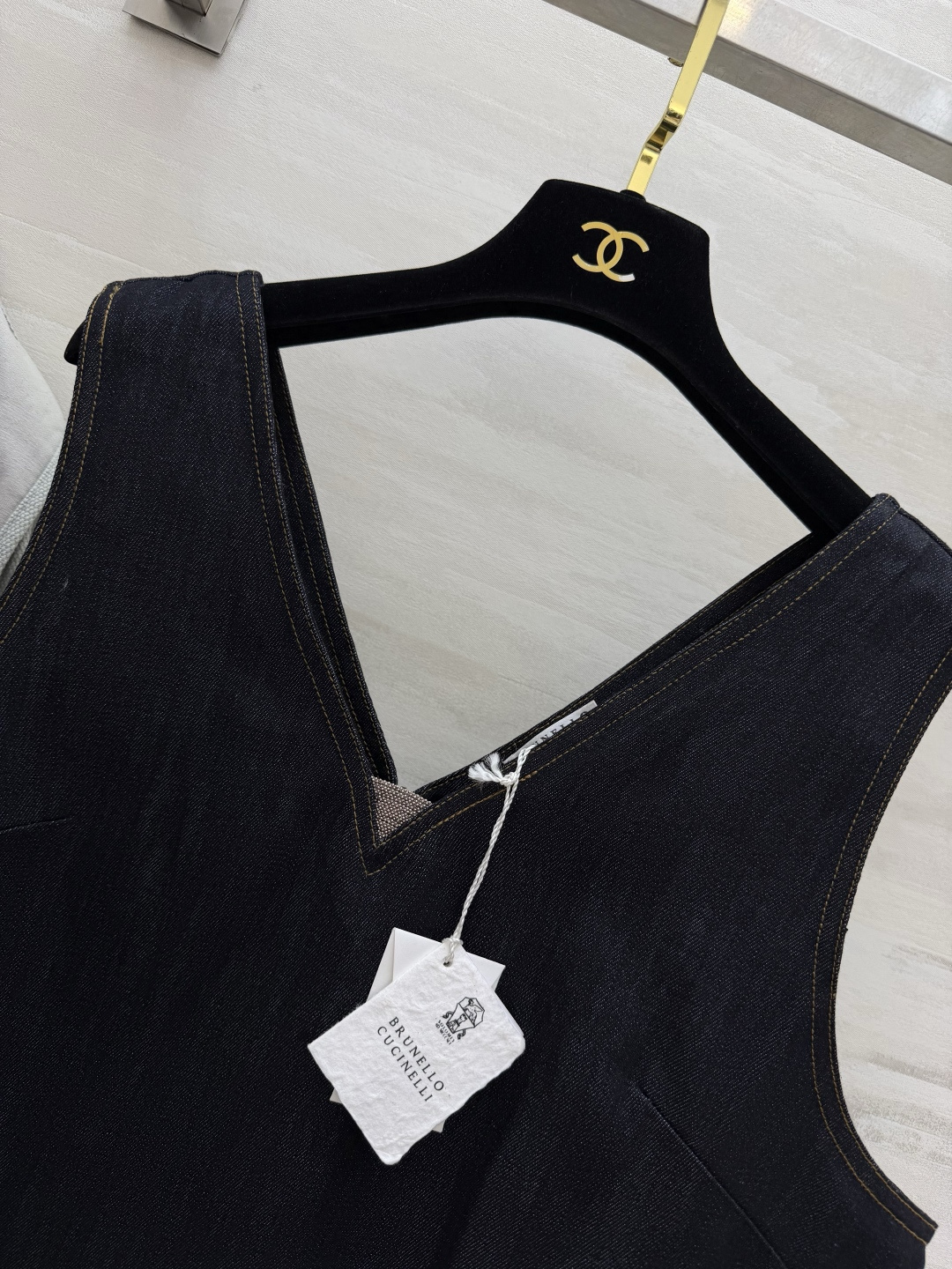 #Brunello cucinell♡²⁶藏青牛仔背心裙 极简V领设计 修饰脖颈线条 原色丹宁面料自带高