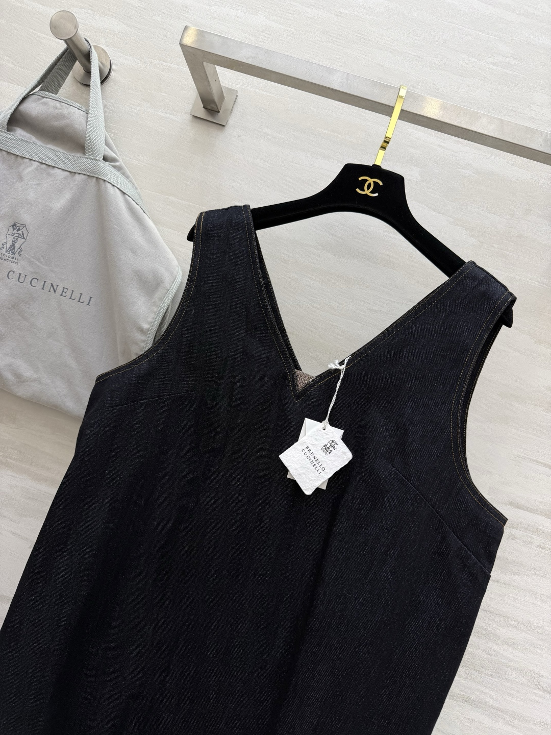 #Brunello cucinell♡²⁶藏青牛仔背心裙 极简V领设计 修饰脖颈线条 原色丹宁面料自带高