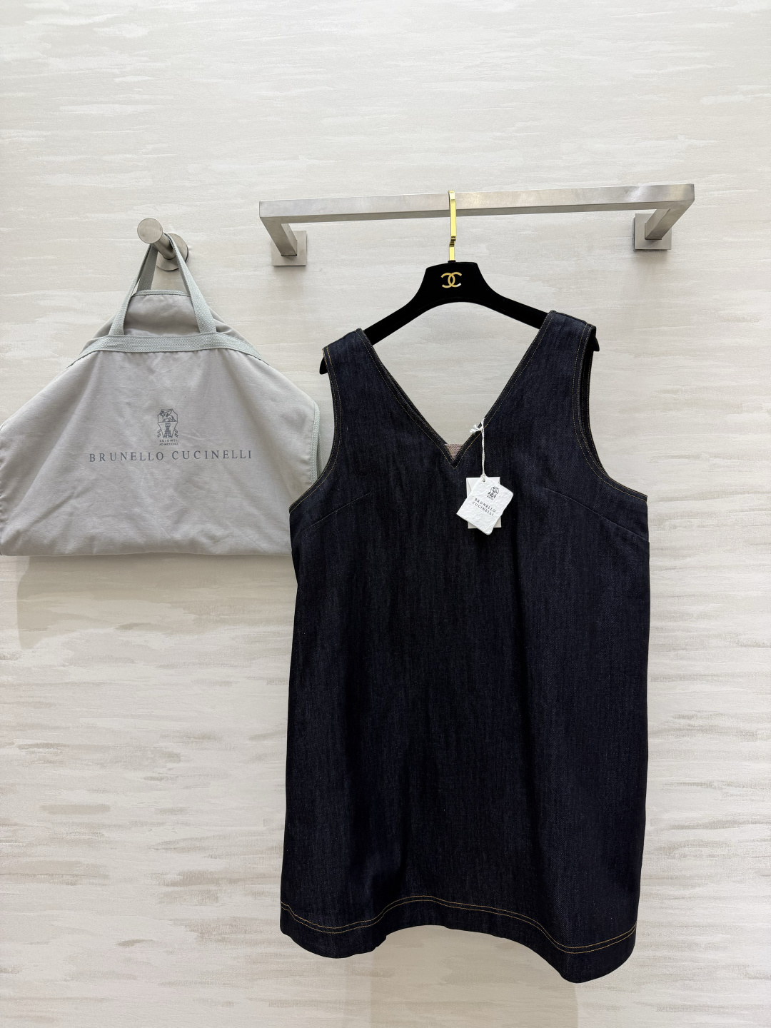 #Brunello cucinell♡²⁶藏青牛仔背心裙 极简V领设计 修饰脖颈线条 原色丹宁面料自带高