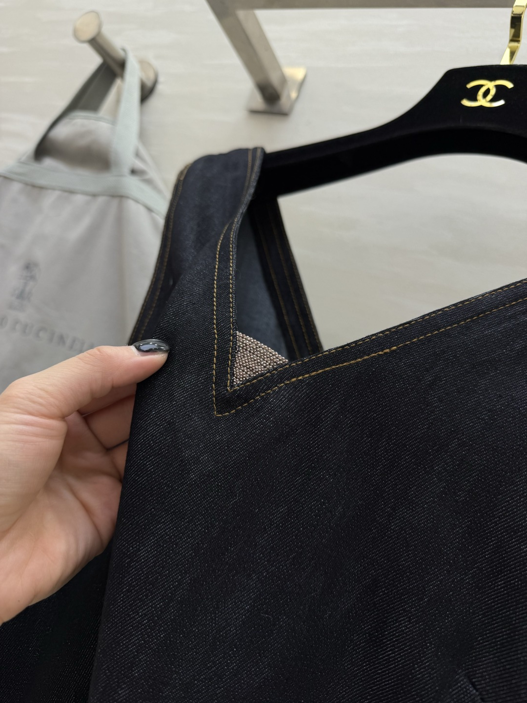 #Brunello cucinell♡²⁶藏青牛仔背心裙 极简V领设计 修饰脖颈线条 原色丹宁面料自带高