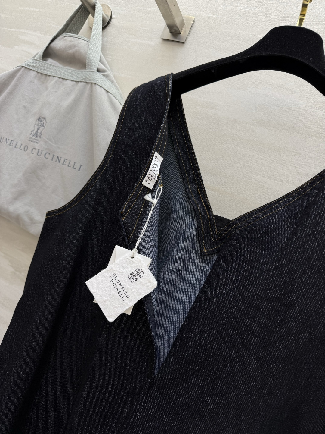 #Brunello cucinell♡²⁶藏青牛仔背心裙 极简V领设计 修饰脖颈线条 原色丹宁面料自带高