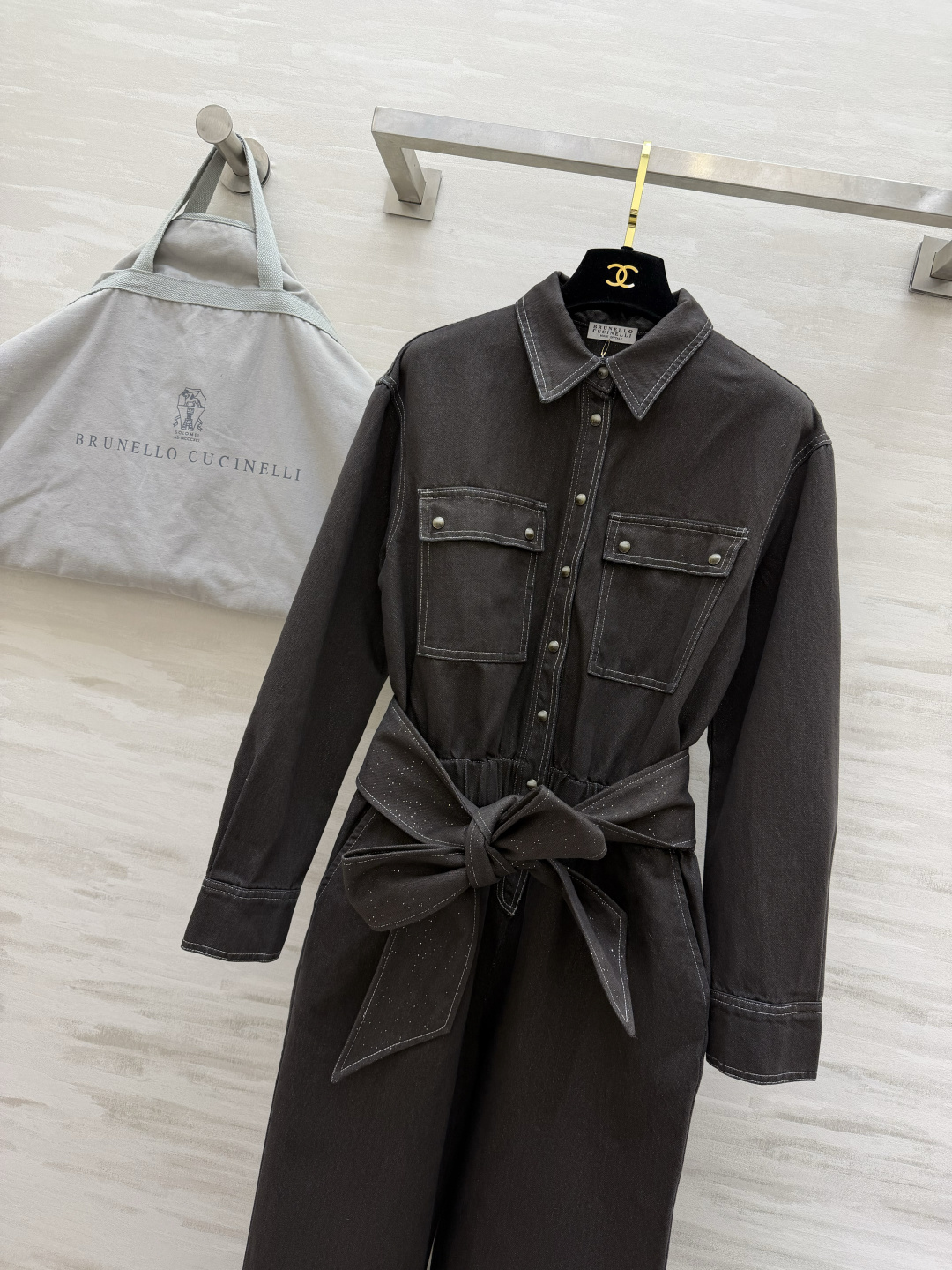 #BrunelloCucinell♡²⁶牛仔连衣裤 刚柔并济的优雅力量 这件不褪色牛仔连衣裤太爱了！精致