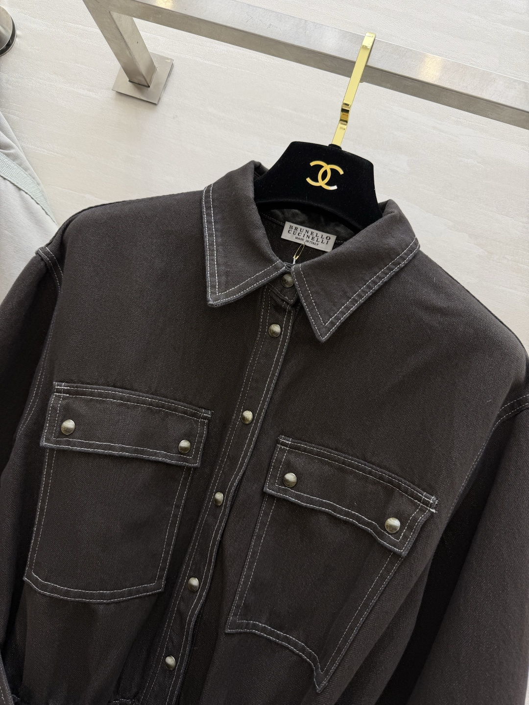 #BrunelloCucinell♡²⁶牛仔连衣裤 刚柔并济的优雅力量 这件不褪色牛仔连衣裤太爱了！精致