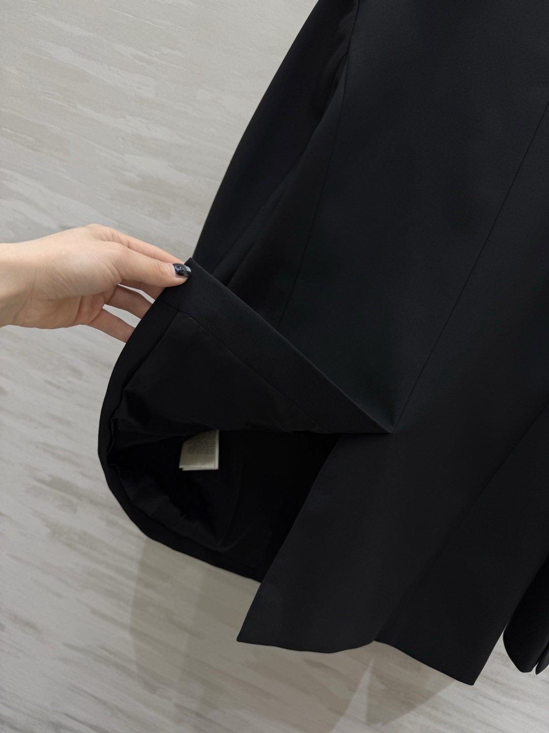 #FEND♡²⁶徽章西装 把贵族学院感穿在身上 经典黑色双排扣剪裁 挺括有型自带气场 胸口金色盾形徽章刺