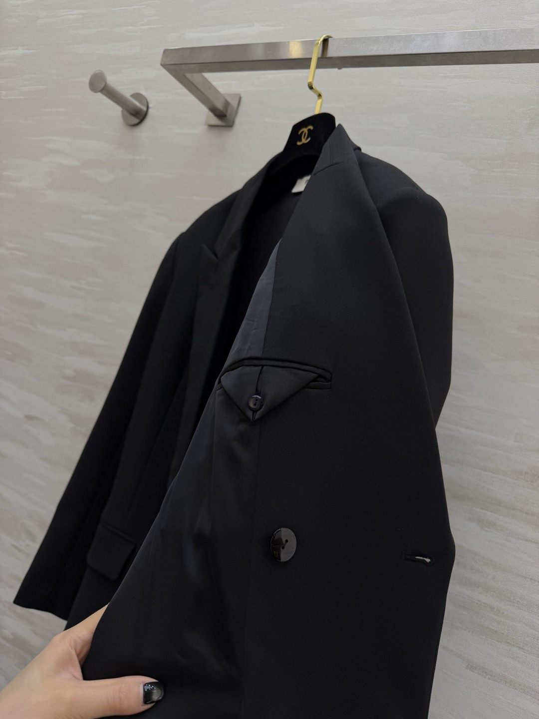 #FEND♡²⁶徽章西装 把贵族学院感穿在身上 经典黑色双排扣剪裁 挺括有型自带气场 胸口金色盾形徽章刺