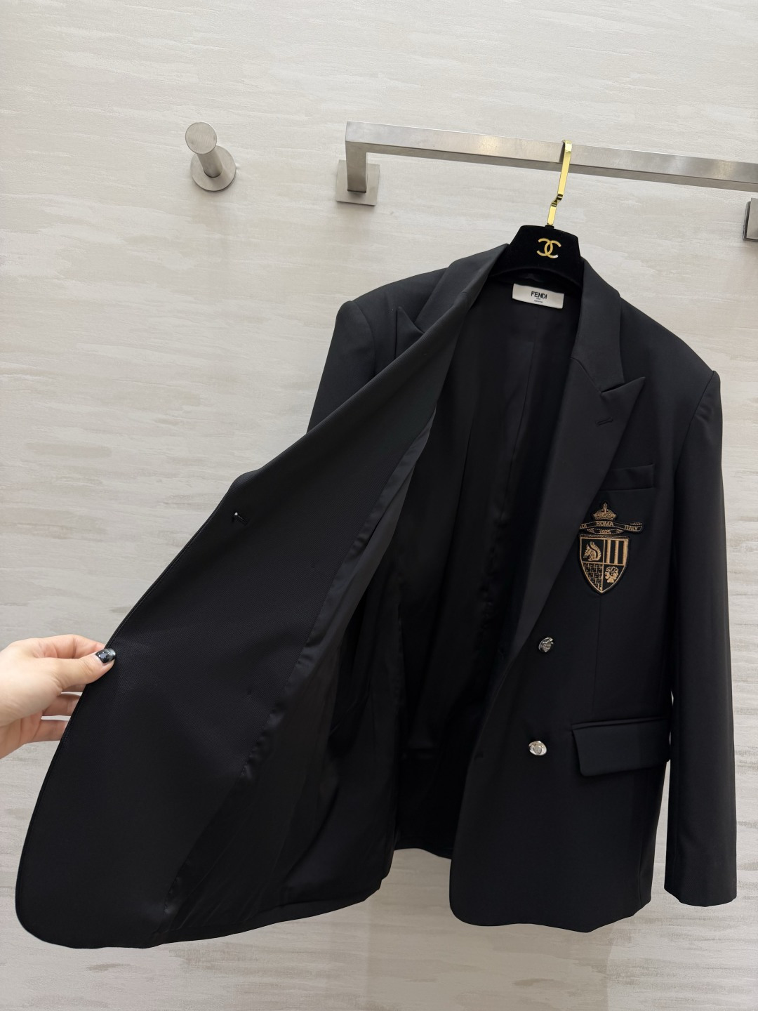 #FEND♡²⁶徽章西装 把贵族学院感穿在身上 经典黑色双排扣剪裁 挺括有型自带气场 胸口金色盾形徽章刺