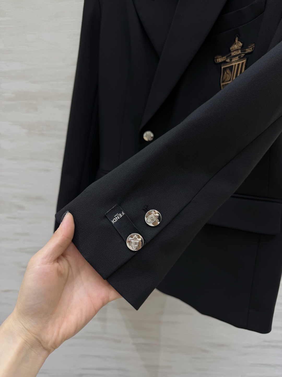 #FEND♡²⁶徽章西装 把贵族学院感穿在身上 经典黑色双排扣剪裁 挺括有型自带气场 胸口金色盾形徽章刺