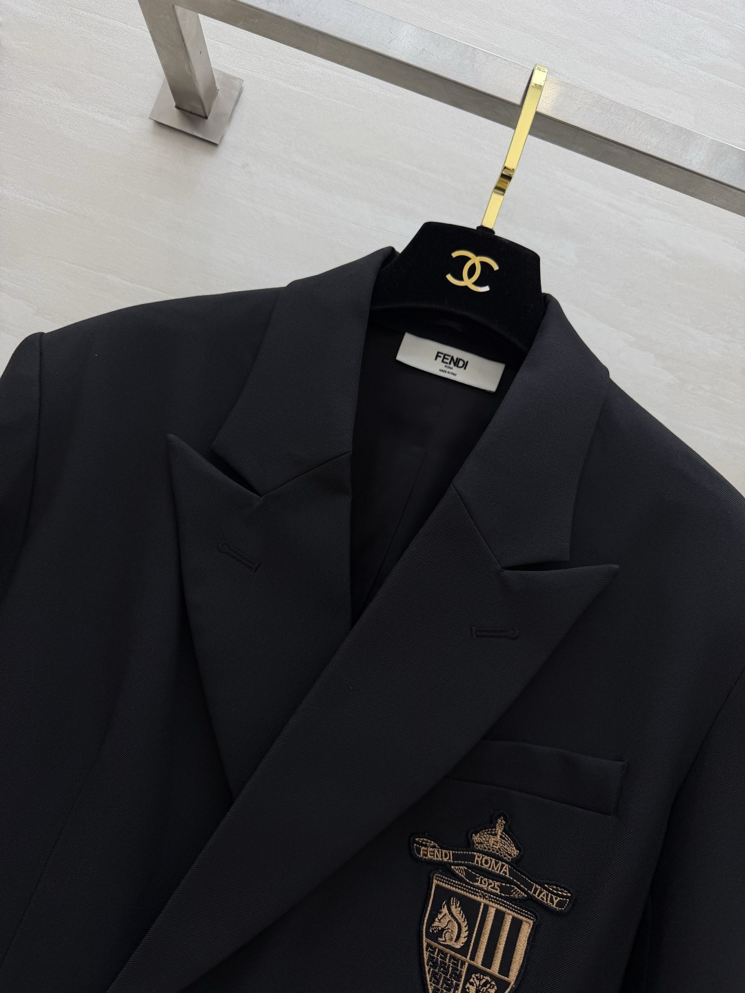 #FEND♡²⁶徽章西装 把贵族学院感穿在身上 经典黑色双排扣剪裁 挺括有型自带气场 胸口金色盾形徽章刺