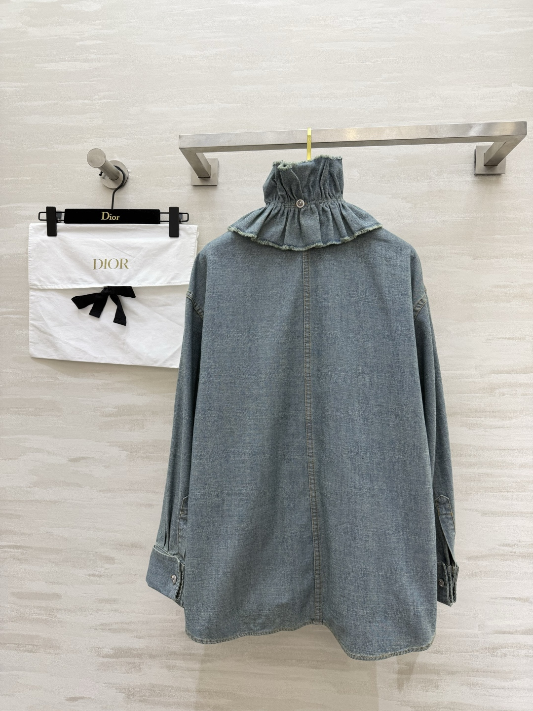 #Dio♡²⁶荷叶边牛仔衬衣 把复古浪漫穿在身上 水洗浅蓝牛仔自带慵懒滤镜 柔软又挺括 可拆卸高领荷叶边