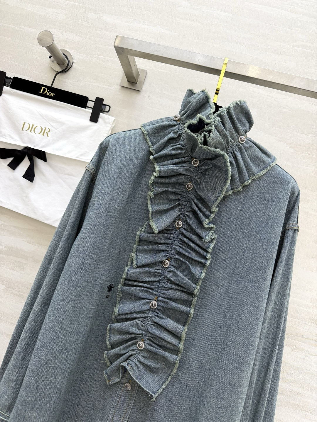 #Dio♡²⁶荷叶边牛仔衬衣 把复古浪漫穿在身上 水洗浅蓝牛仔自带慵懒滤镜 柔软又挺括 可拆卸高领荷叶边