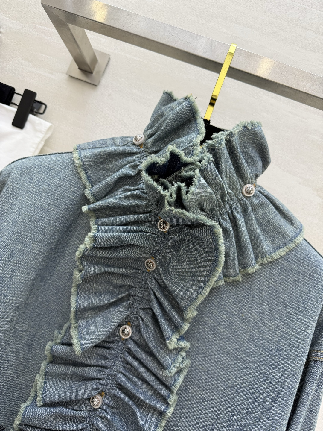 #Dio♡²⁶荷叶边牛仔衬衣 把复古浪漫穿在身上 水洗浅蓝牛仔自带慵懒滤镜 柔软又挺括 可拆卸高领荷叶边