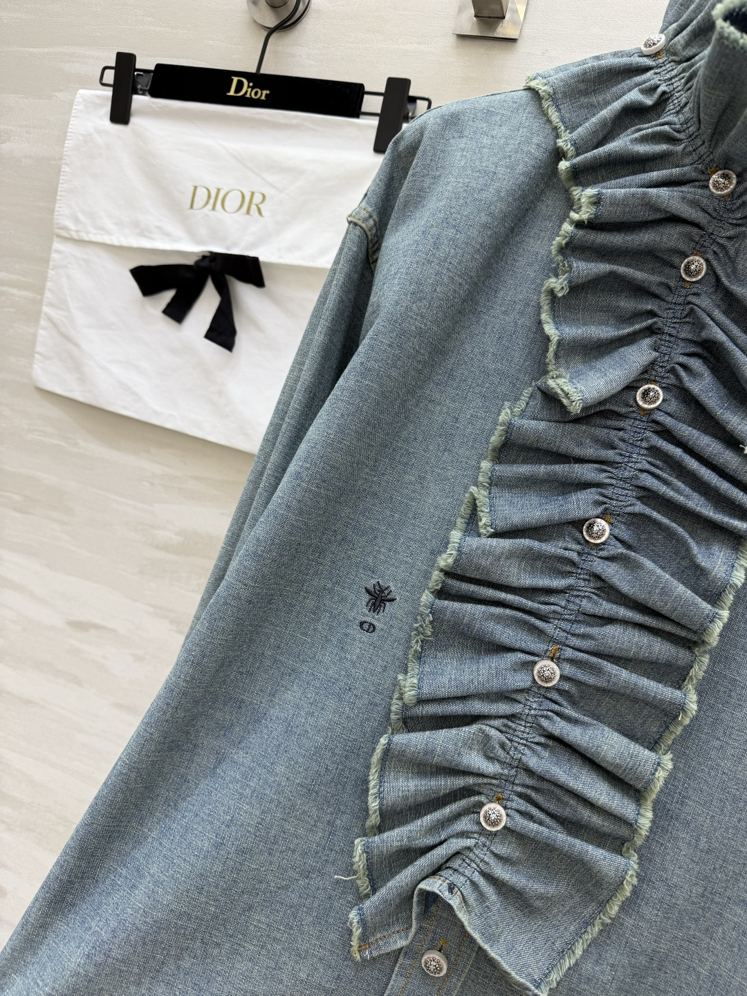 #Dio♡²⁶荷叶边牛仔衬衣 把复古浪漫穿在身上 水洗浅蓝牛仔自带慵懒滤镜 柔软又挺括 可拆卸高领荷叶边