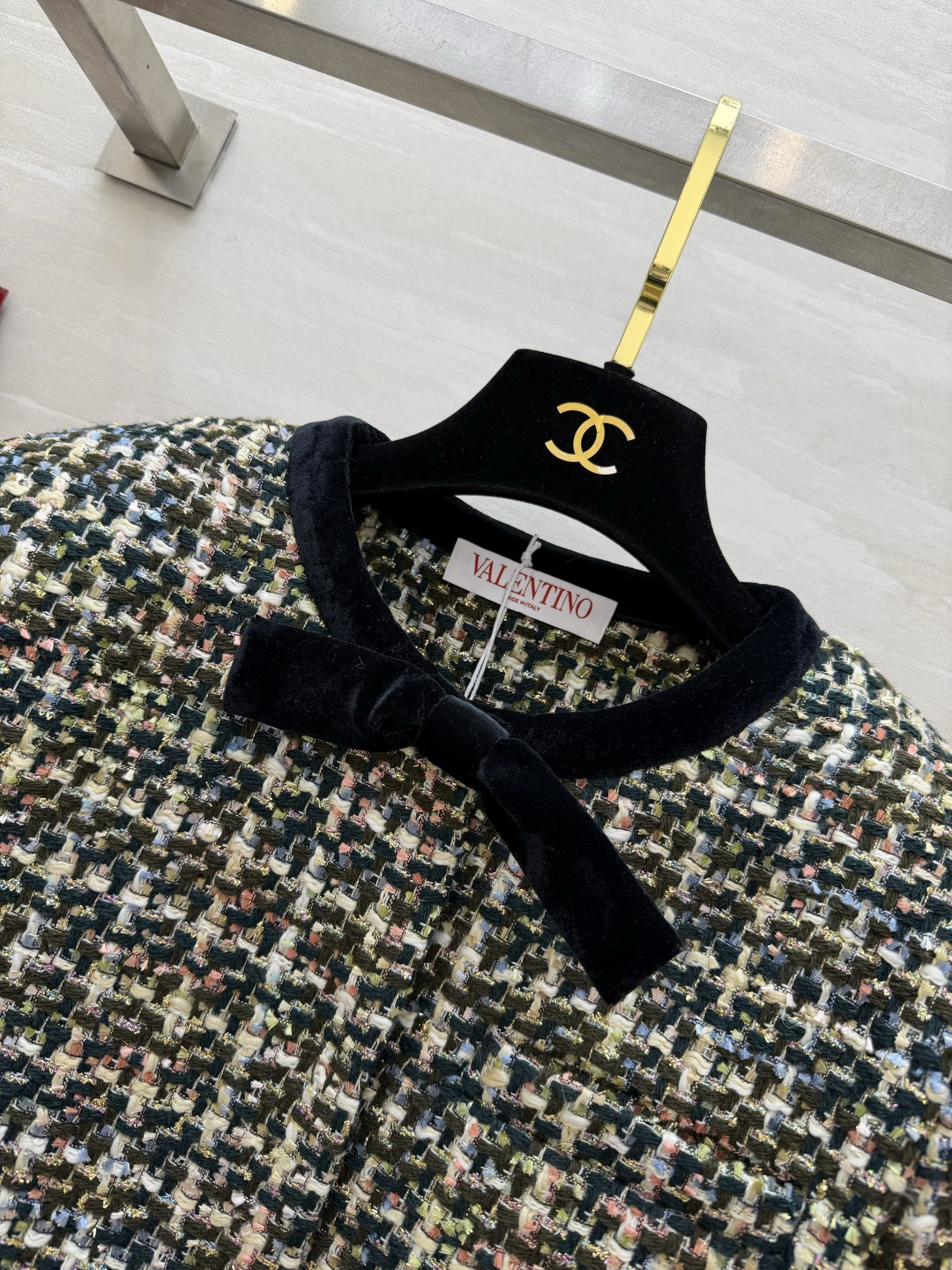 #Valentin♡²⁶粗花呢外套 把复古优雅穿在身上 混色粗花呢编织肌理 自带复古画报滤镜 丝绒蝴蝶结