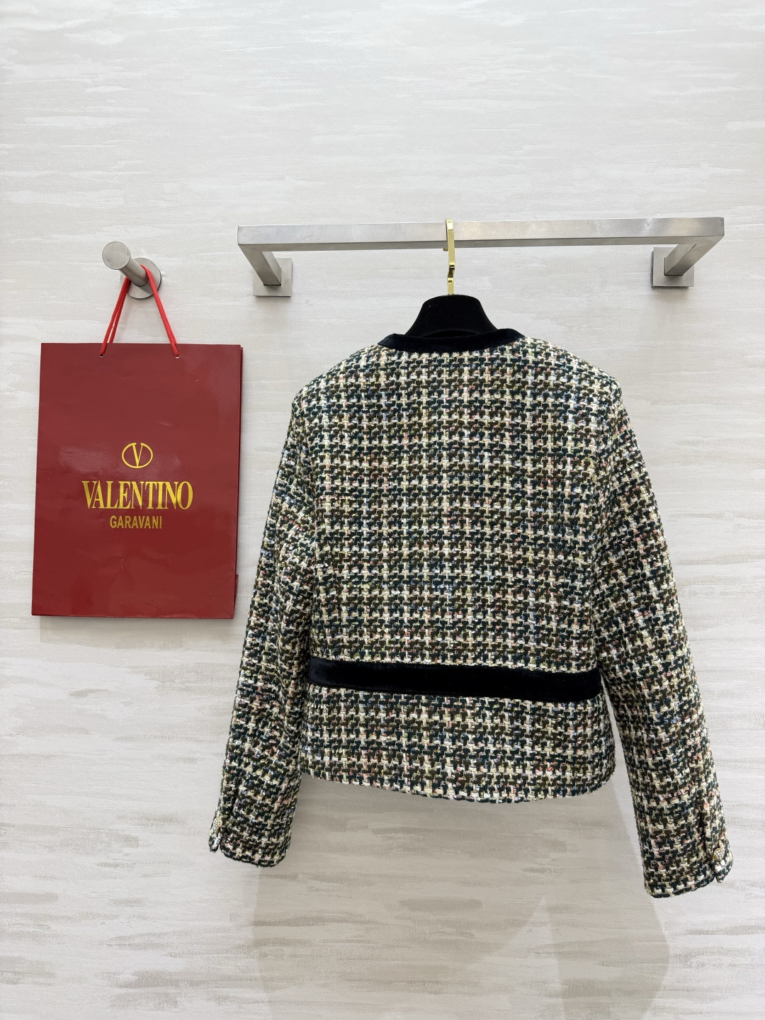 #Valentin♡²⁶粗花呢外套 把复古优雅穿在身上 混色粗花呢编织肌理 自带复古画报滤镜 丝绒蝴蝶结