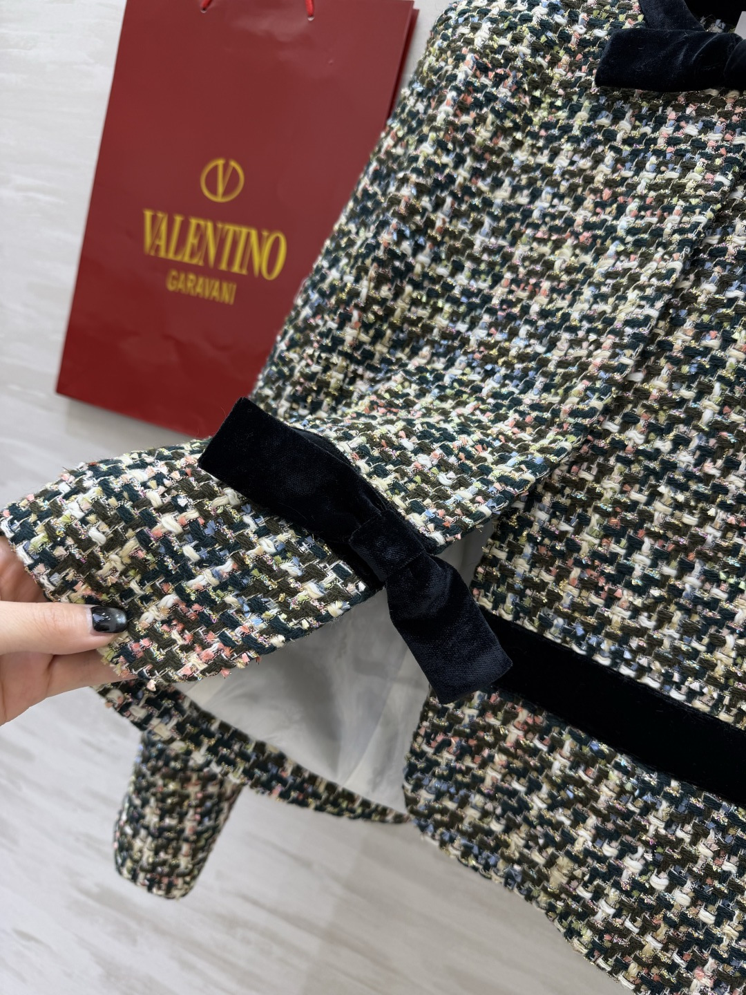 #Valentin♡²⁶粗花呢外套 把复古优雅穿在身上 混色粗花呢编织肌理 自带复古画报滤镜 丝绒蝴蝶结