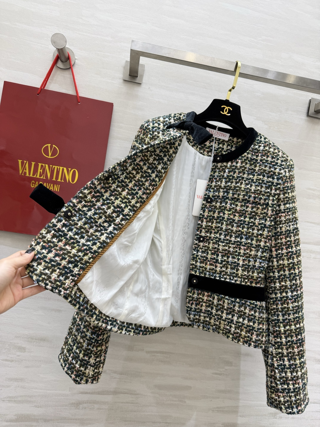 #Valentin♡²⁶粗花呢外套 把复古优雅穿在身上 混色粗花呢编织肌理 自带复古画报滤镜 丝绒蝴蝶结