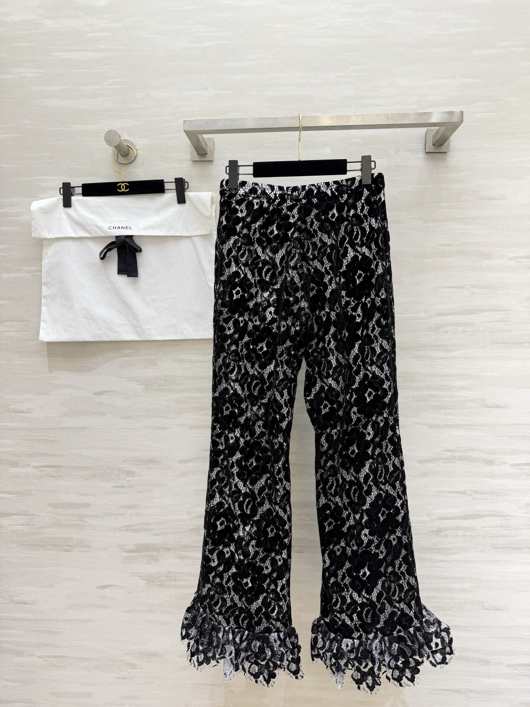 #CHANE♡²⁶黑白蕾丝喇叭裤 植绒蕾丝肌理 高级感满满 高腰微喇剪裁 修饰腿型显高挑 裤脚蕾丝花边 
