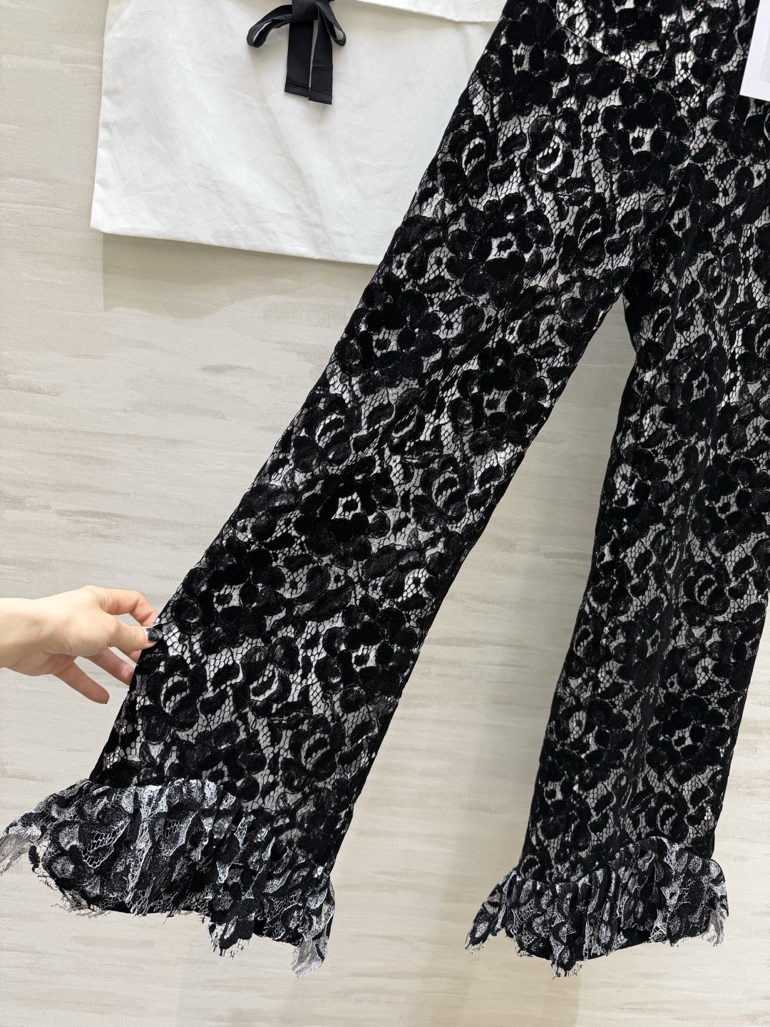 #CHANE♡²⁶黑白蕾丝喇叭裤 植绒蕾丝肌理 高级感满满 高腰微喇剪裁 修饰腿型显高挑 裤脚蕾丝花边 