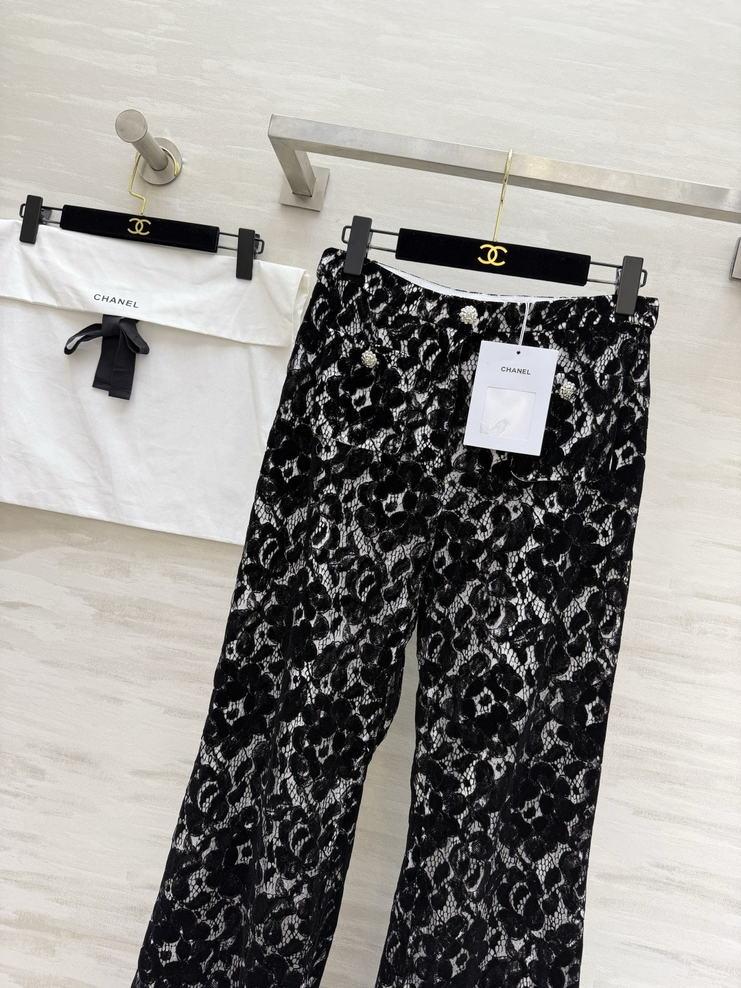 #CHANE♡²⁶黑白蕾丝喇叭裤 植绒蕾丝肌理 高级感满满 高腰微喇剪裁 修饰腿型显高挑 裤脚蕾丝花边 