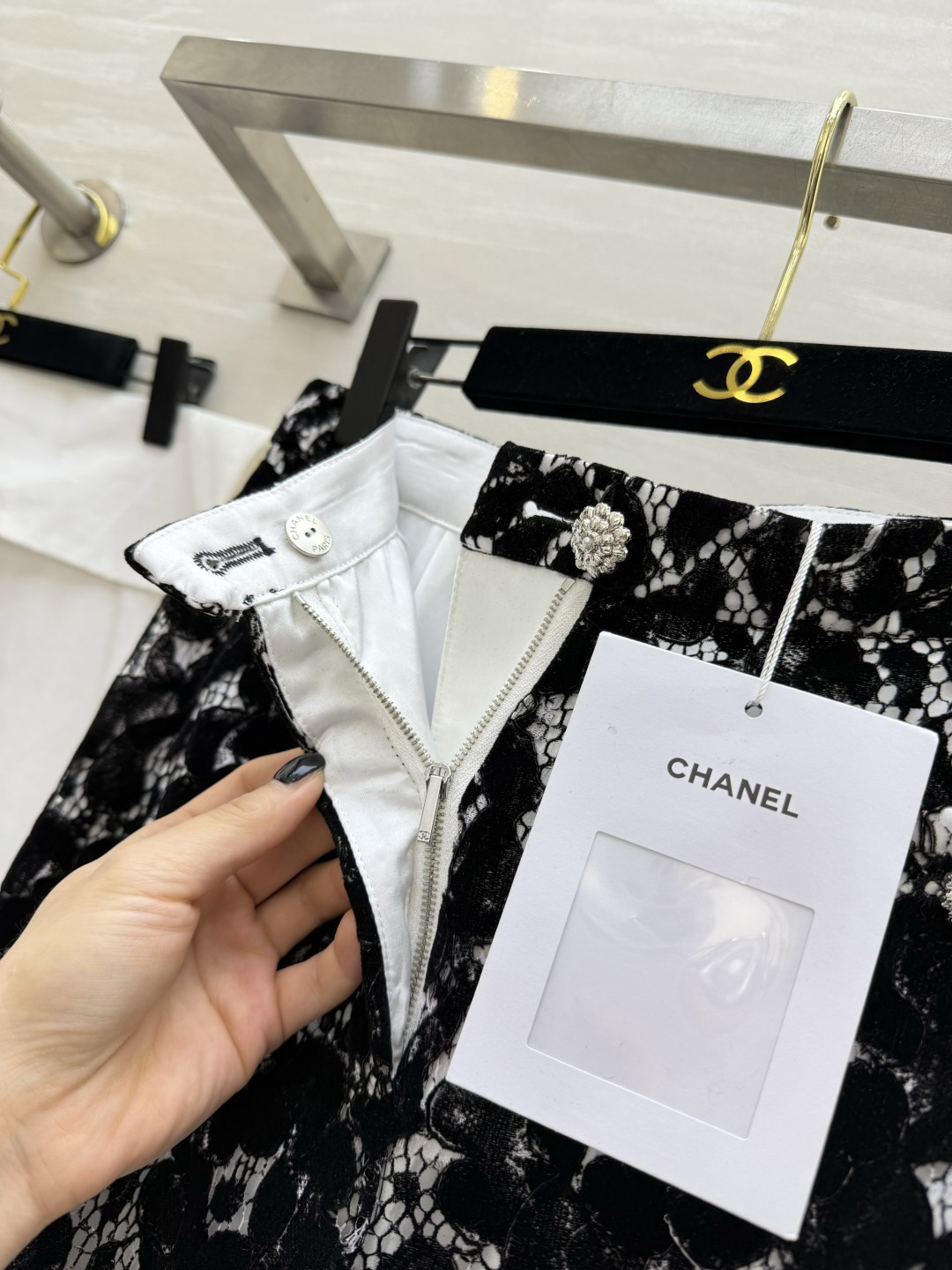 #CHANE♡²⁶黑白蕾丝喇叭裤 植绒蕾丝肌理 高级感满满 高腰微喇剪裁 修饰腿型显高挑 裤脚蕾丝花边 