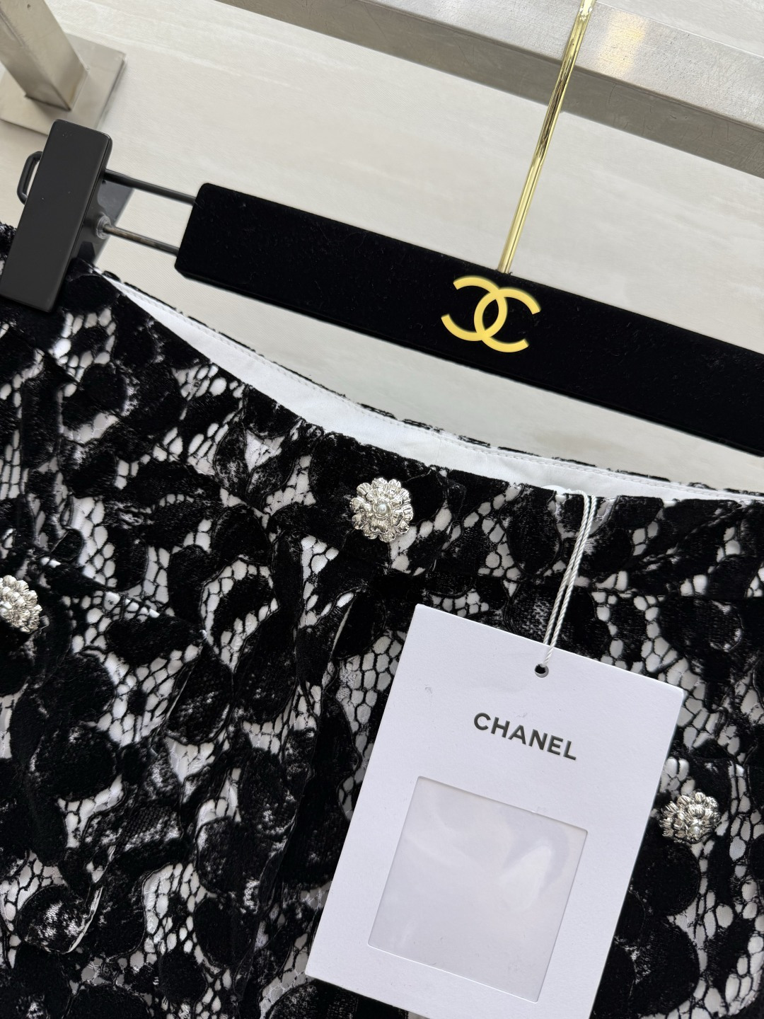 #CHANE♡²⁶黑白蕾丝喇叭裤 植绒蕾丝肌理 高级感满满 高腰微喇剪裁 修饰腿型显高挑 裤脚蕾丝花边 