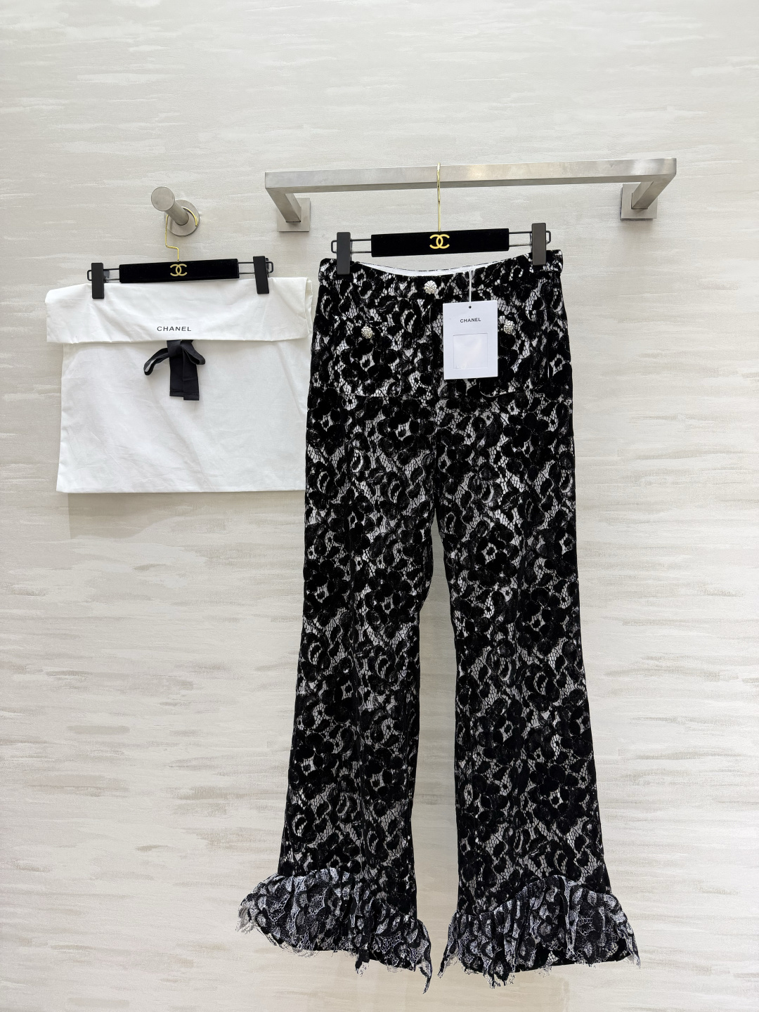 #CHANE♡²⁶黑白蕾丝喇叭裤 植绒蕾丝肌理 高级感满满 高腰微喇剪裁 修饰腿型显高挑 裤脚蕾丝花边 