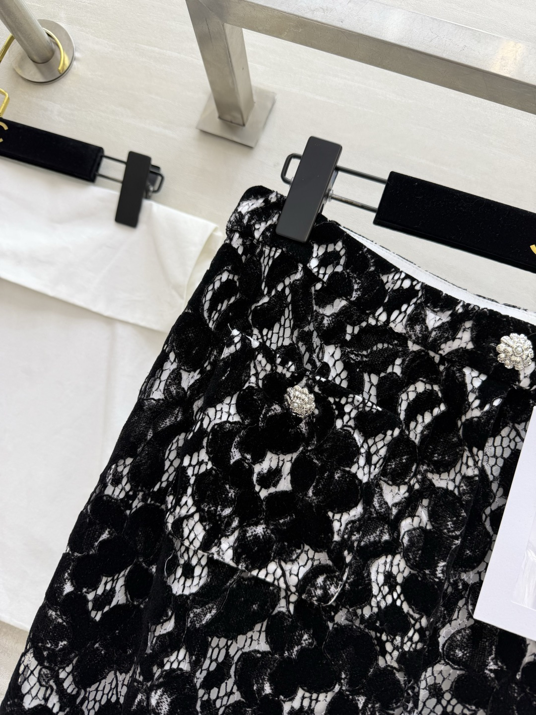 #CHANE♡²⁶黑白蕾丝喇叭裤 植绒蕾丝肌理 高级感满满 高腰微喇剪裁 修饰腿型显高挑 裤脚蕾丝花边 