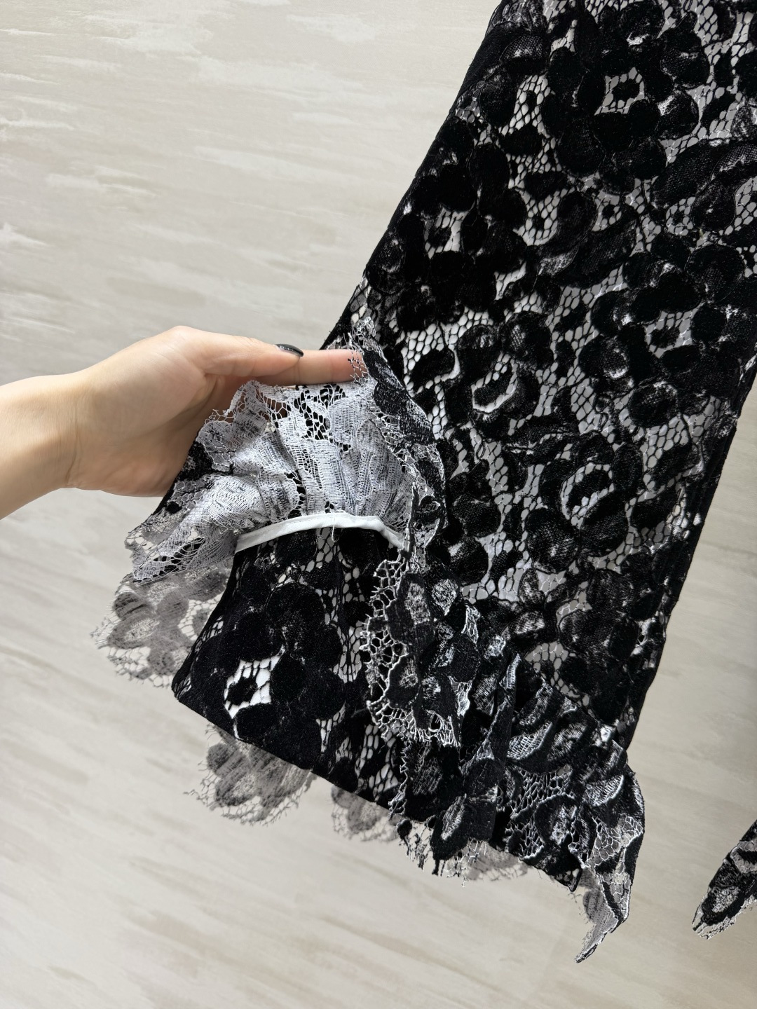 #CHANE♡²⁶黑白蕾丝喇叭裤 植绒蕾丝肌理 高级感满满 高腰微喇剪裁 修饰腿型显高挑 裤脚蕾丝花边 
