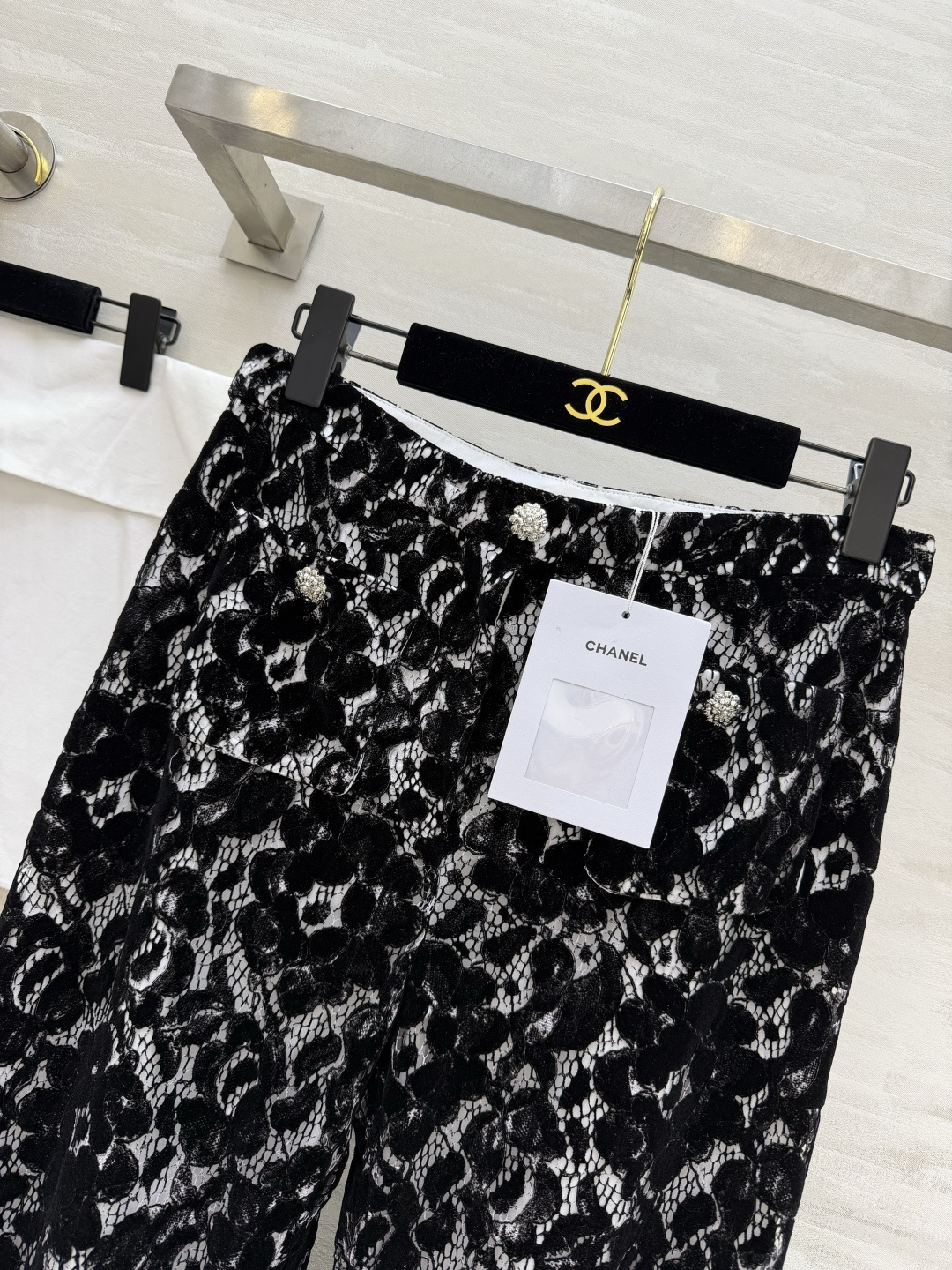 #CHANE♡²⁶黑白蕾丝喇叭裤 植绒蕾丝肌理 高级感满满 高腰微喇剪裁 修饰腿型显高挑 裤脚蕾丝花边 