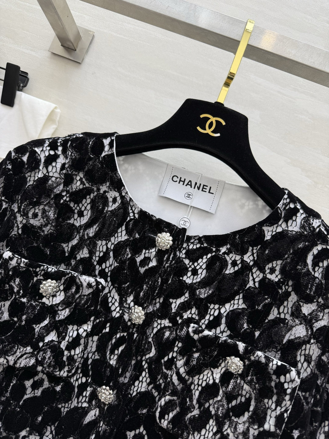 #Chane♡²⁶黑白蕾丝外套 把优雅穿在身上 经典圆领 四口袋设计 自带富家千金滤镜 立体植绒蕾丝肌理