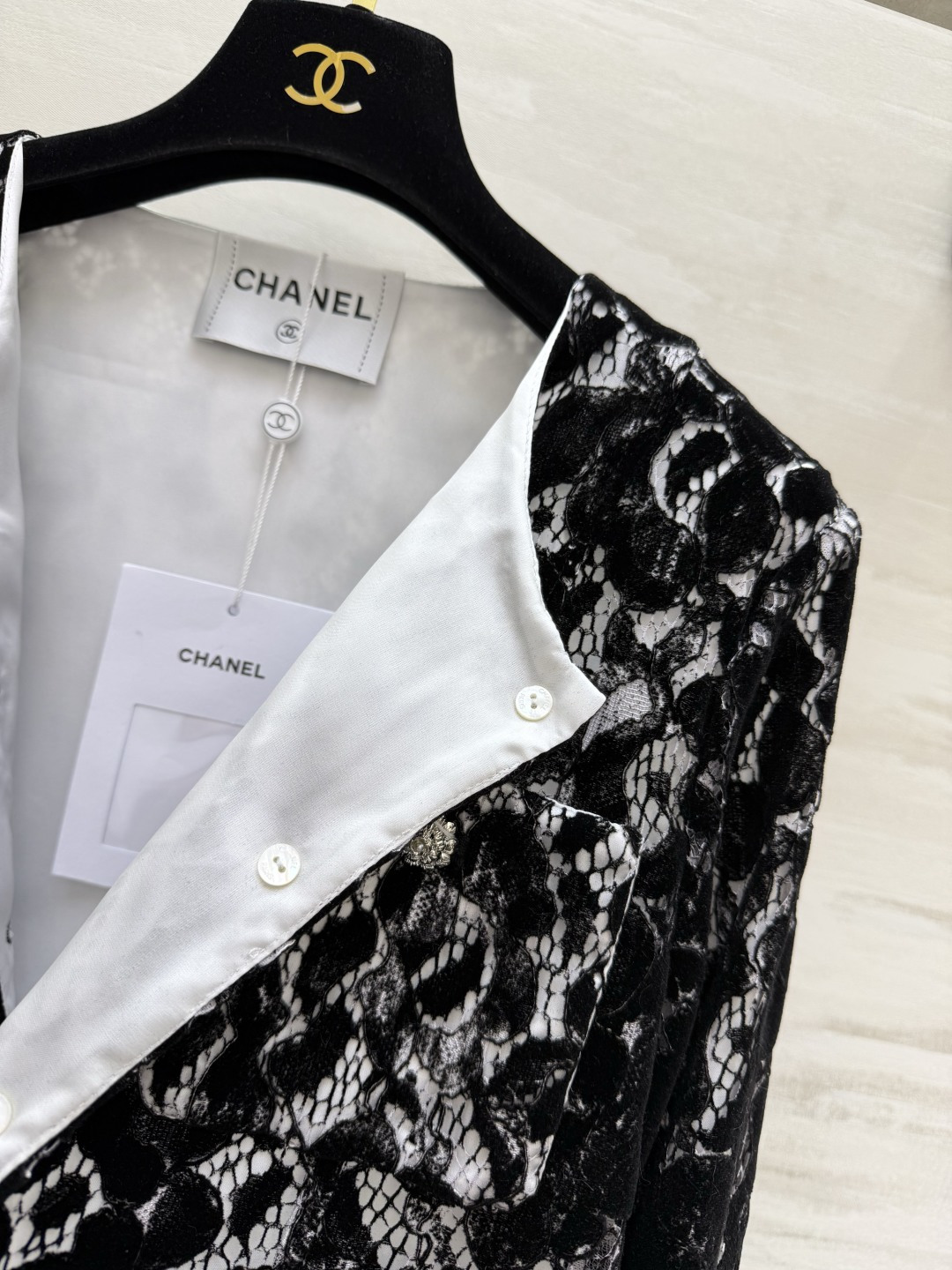 #Chane♡²⁶黑白蕾丝外套 把优雅穿在身上 经典圆领 四口袋设计 自带富家千金滤镜 立体植绒蕾丝肌理