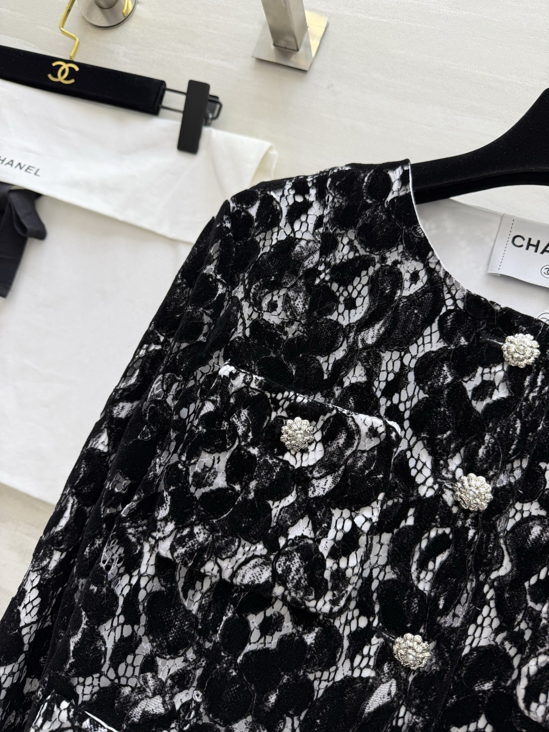 #Chane♡²⁶黑白蕾丝外套 把优雅穿在身上 经典圆领 四口袋设计 自带富家千金滤镜 立体植绒蕾丝肌理