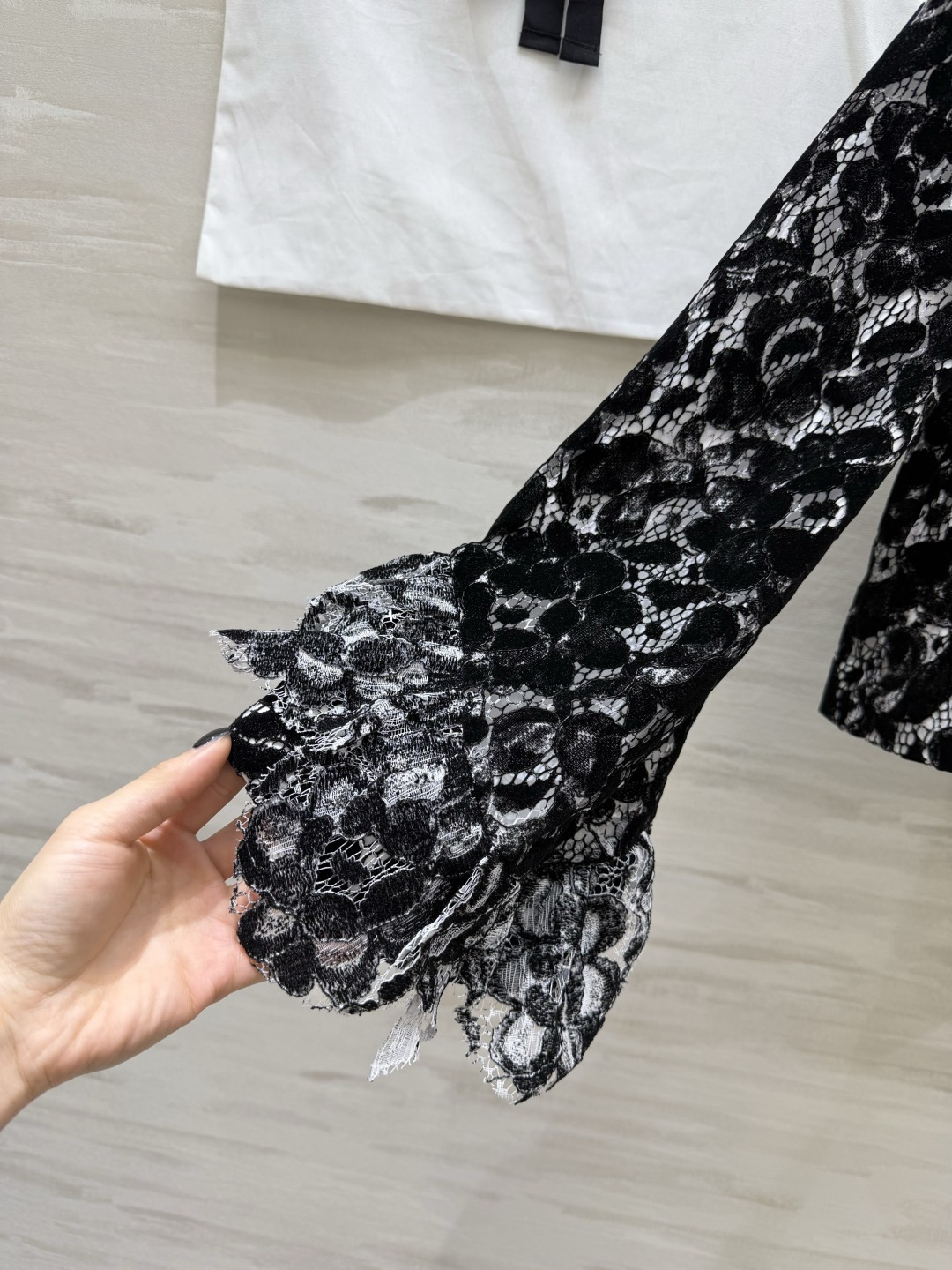 #Chane♡²⁶黑白蕾丝外套 把优雅穿在身上 经典圆领 四口袋设计 自带富家千金滤镜 立体植绒蕾丝肌理