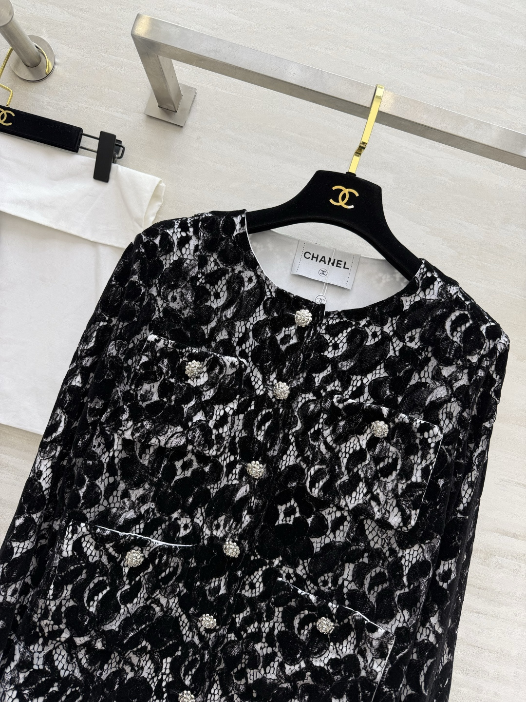 #Chane♡²⁶黑白蕾丝外套 把优雅穿在身上 经典圆领 四口袋设计 自带富家千金滤镜 立体植绒蕾丝肌理