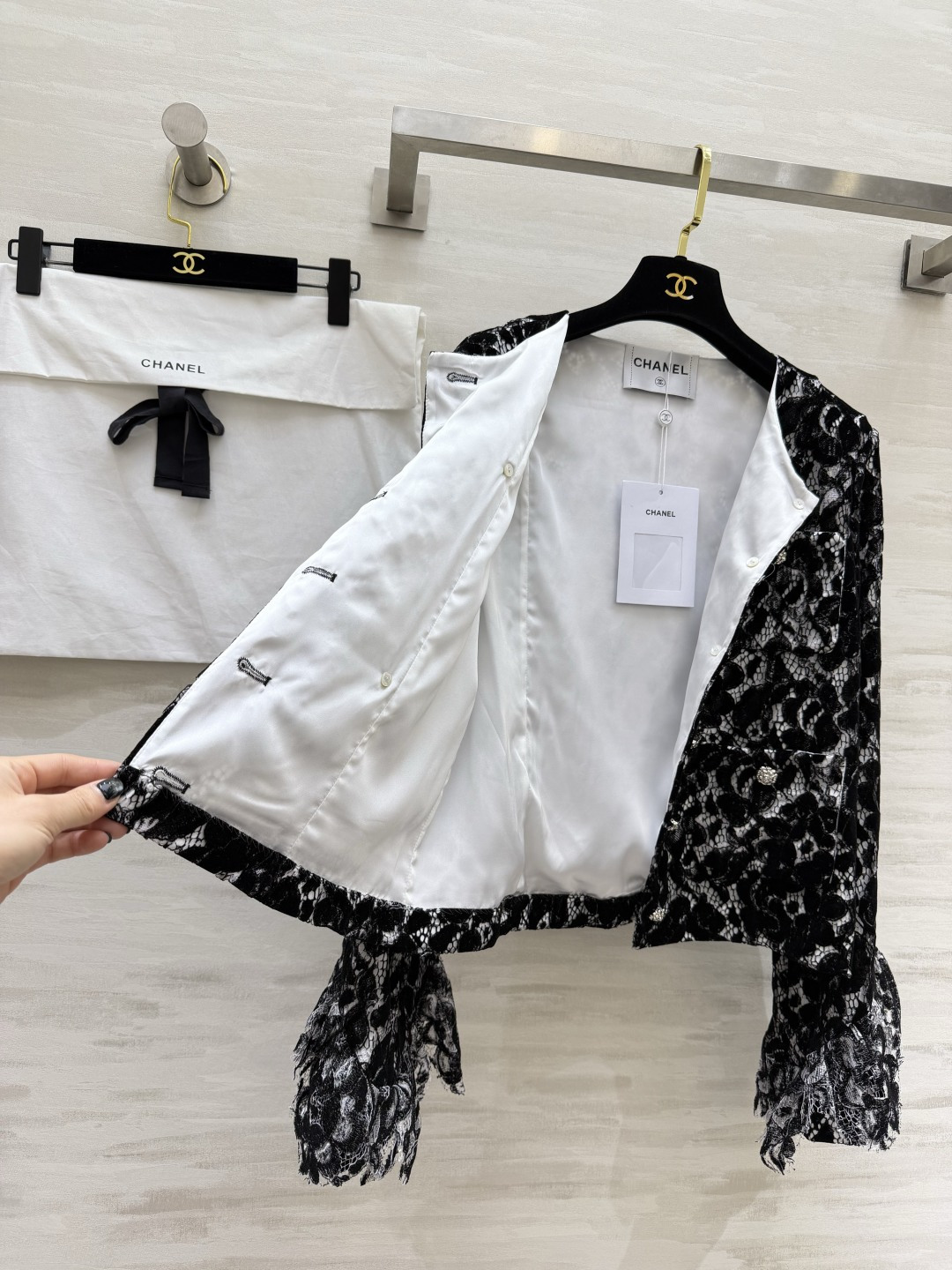 #Chane♡²⁶黑白蕾丝外套 把优雅穿在身上 经典圆领 四口袋设计 自带富家千金滤镜 立体植绒蕾丝肌理