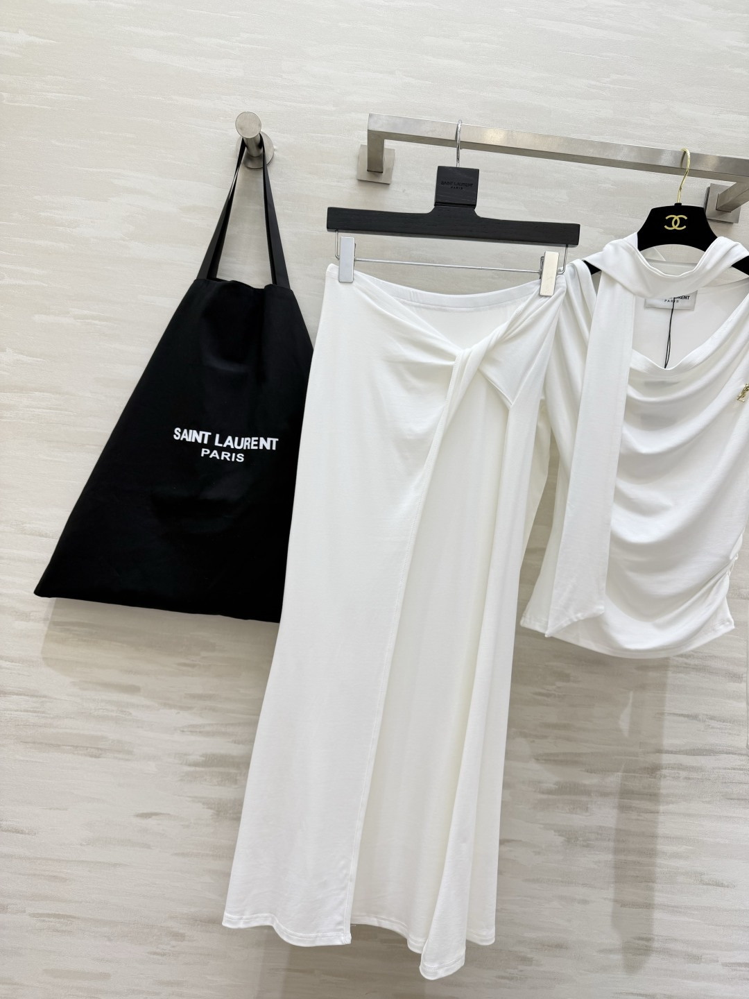 #ysl²⁶新款 清冷高级风 大女主套装裙 把温柔与清冷穿在身上 垂坠感天丝棉面料自带柔光滤镜 荡领+飘