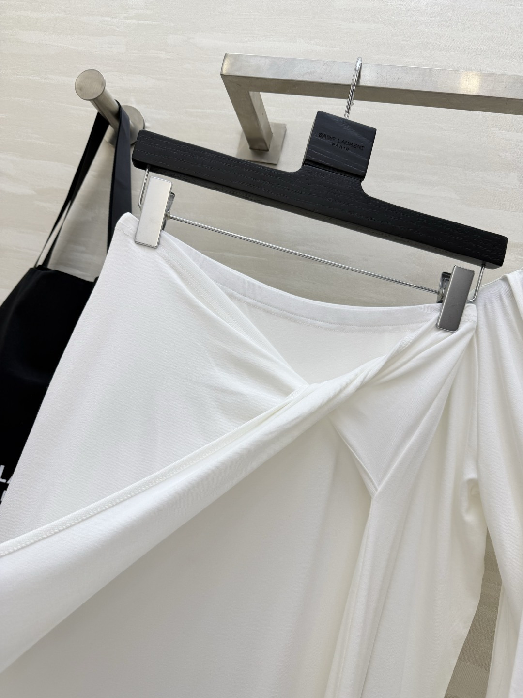 #ysl²⁶新款 清冷高级风 大女主套装裙 把温柔与清冷穿在身上 垂坠感天丝棉面料自带柔光滤镜 荡领+飘