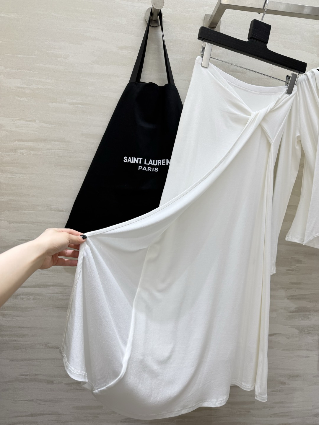 #ysl²⁶新款 清冷高级风 大女主套装裙 把温柔与清冷穿在身上 垂坠感天丝棉面料自带柔光滤镜 荡领+飘