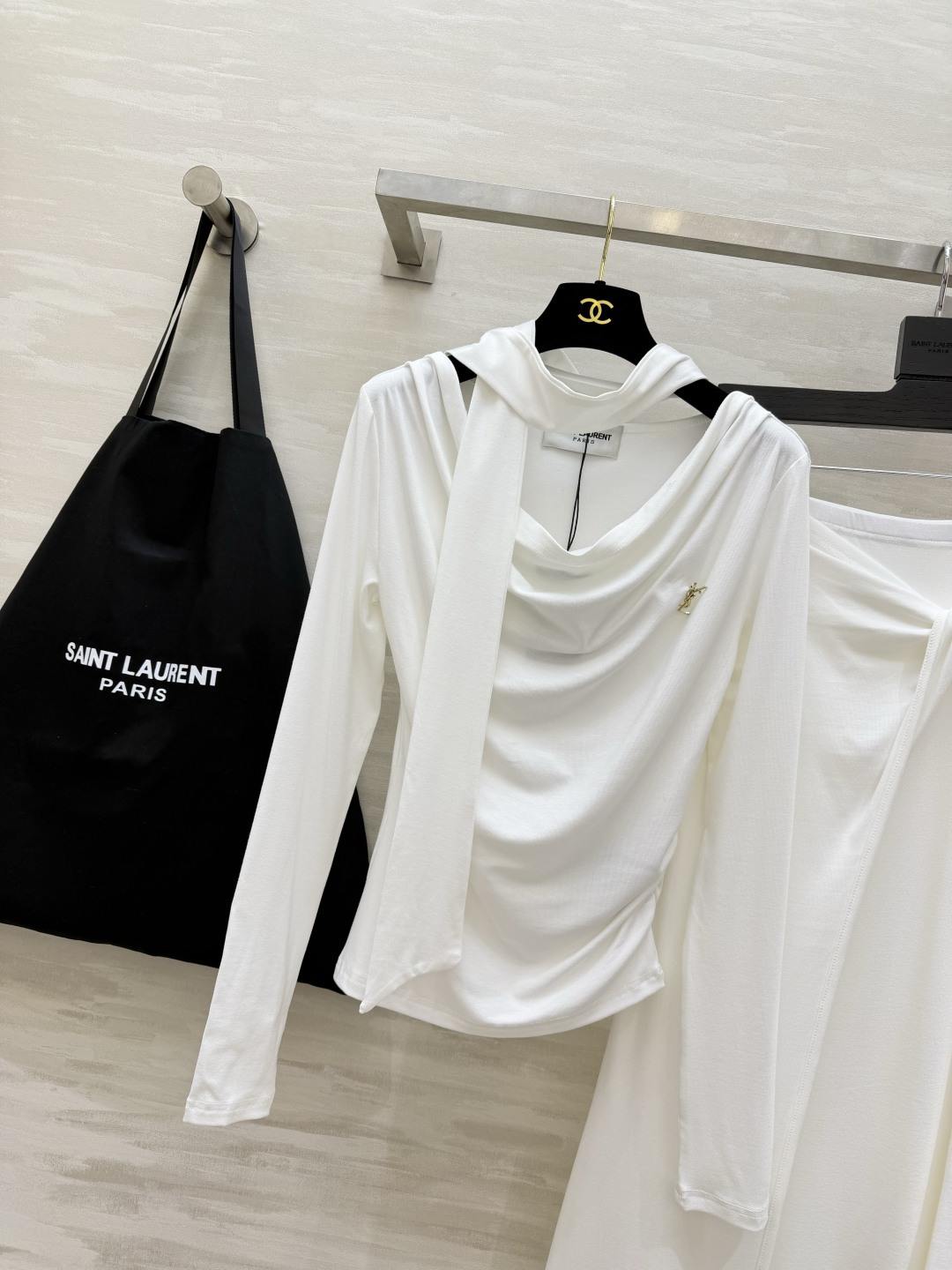 #ysl²⁶新款 清冷高级风 大女主套装裙 把温柔与清冷穿在身上 垂坠感天丝棉面料自带柔光滤镜 荡领+飘