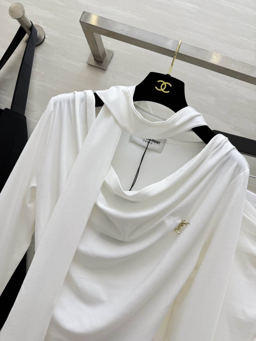 #ysl²⁶新款 清冷高级风 大女主套装裙 把温柔与清冷穿在身上 垂坠感天丝棉面料自带柔光滤镜 荡领+飘