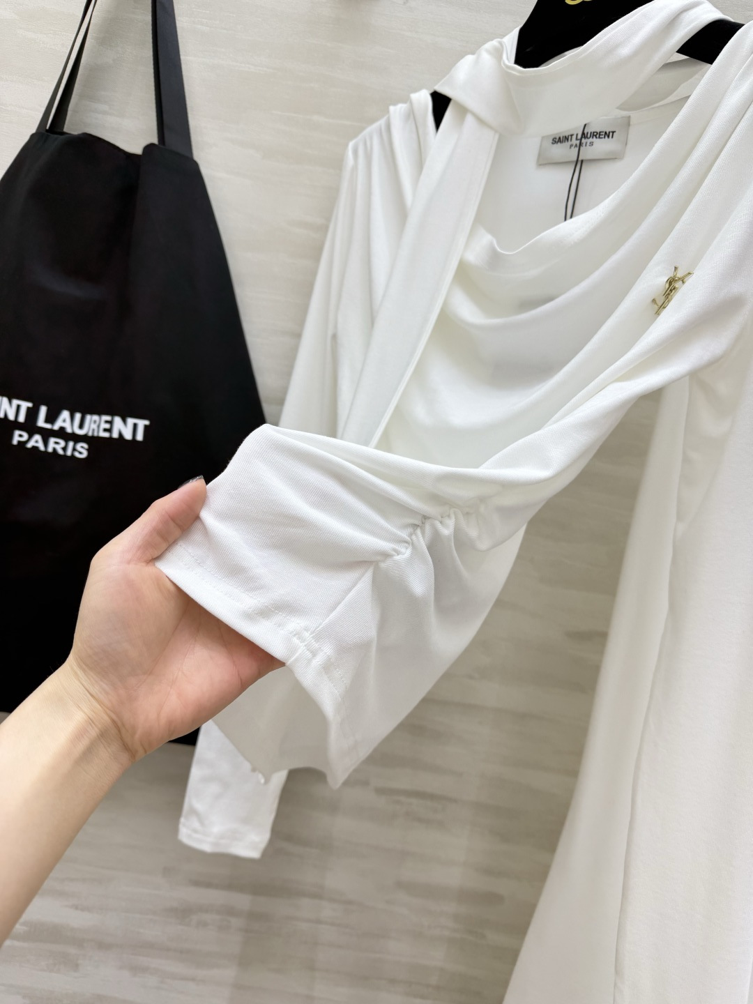 #ysl²⁶新款 清冷高级风 大女主套装裙 把温柔与清冷穿在身上 垂坠感天丝棉面料自带柔光滤镜 荡领+飘