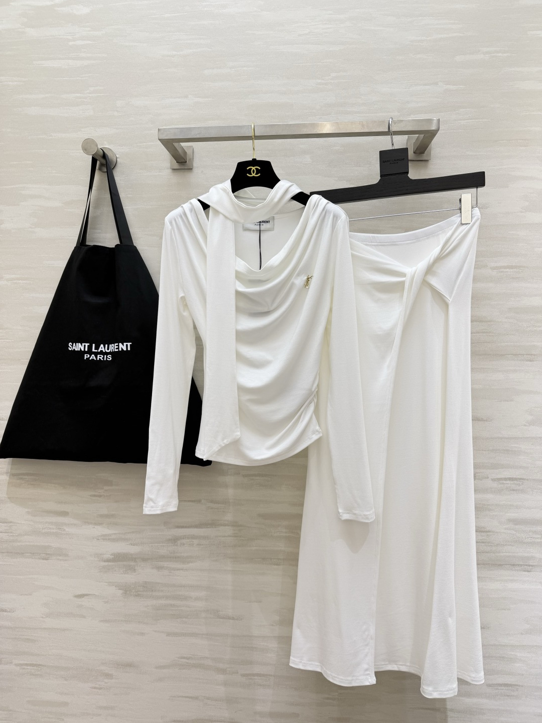 #ysl²⁶新款 清冷高级风 大女主套装裙 把温柔与清冷穿在身上 垂坠感天丝棉面料自带柔光滤镜 荡领+飘