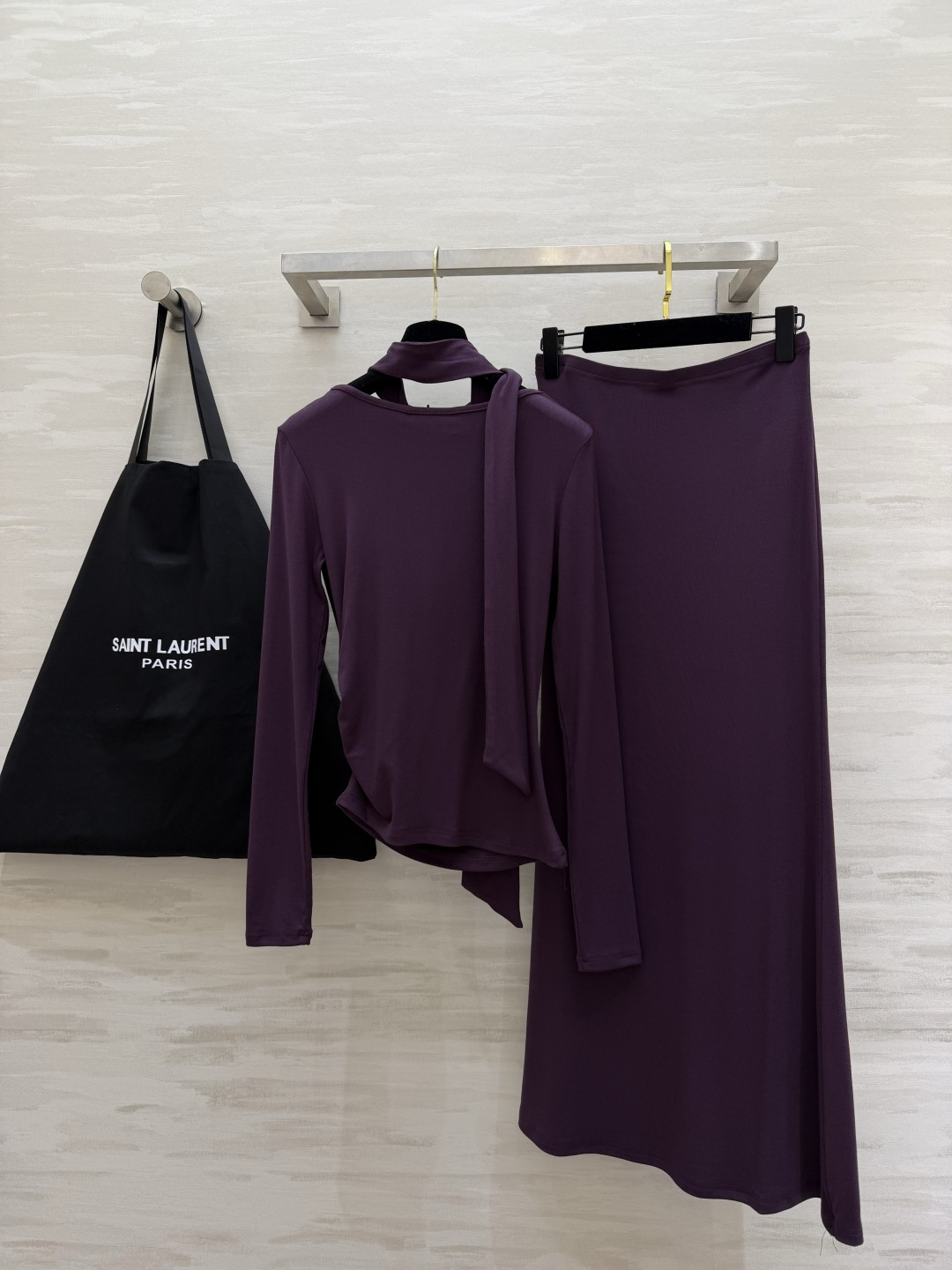 #ysl²⁶新款 清冷高级风 大女主套装裙 把温柔与清冷穿在身上 垂坠感天丝棉面料自带柔光滤镜 荡领+飘