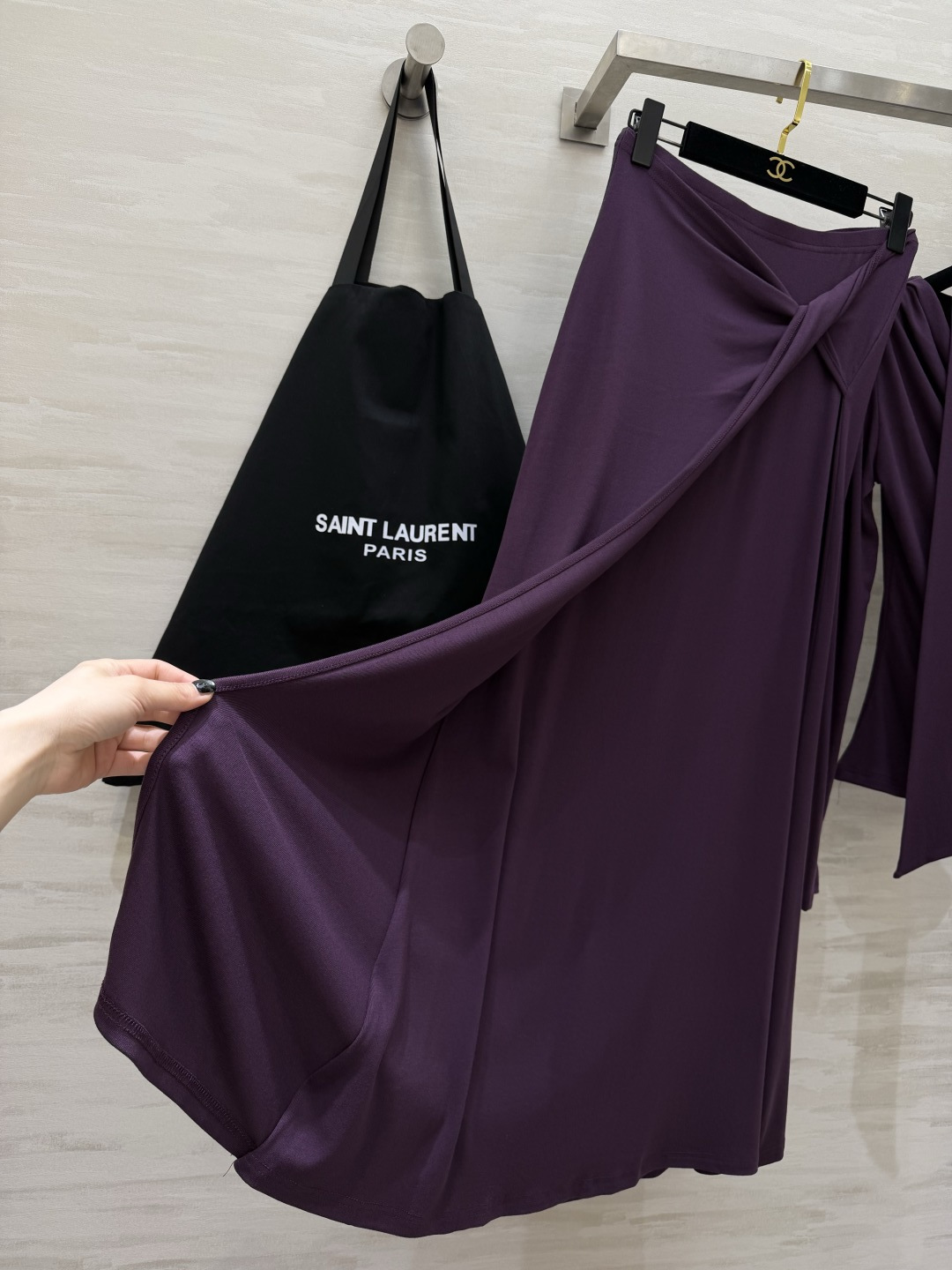 #ysl²⁶新款 清冷高级风 大女主套装裙 把温柔与清冷穿在身上 垂坠感天丝棉面料自带柔光滤镜 荡领+飘