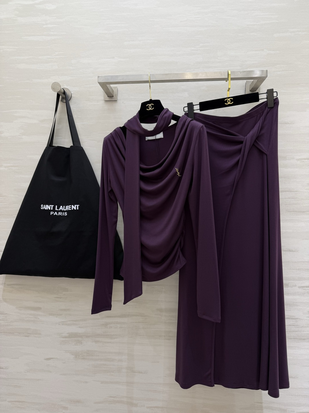 #ysl²⁶新款 清冷高级风 大女主套装裙 把温柔与清冷穿在身上 垂坠感天丝棉面料自带柔光滤镜 荡领+飘