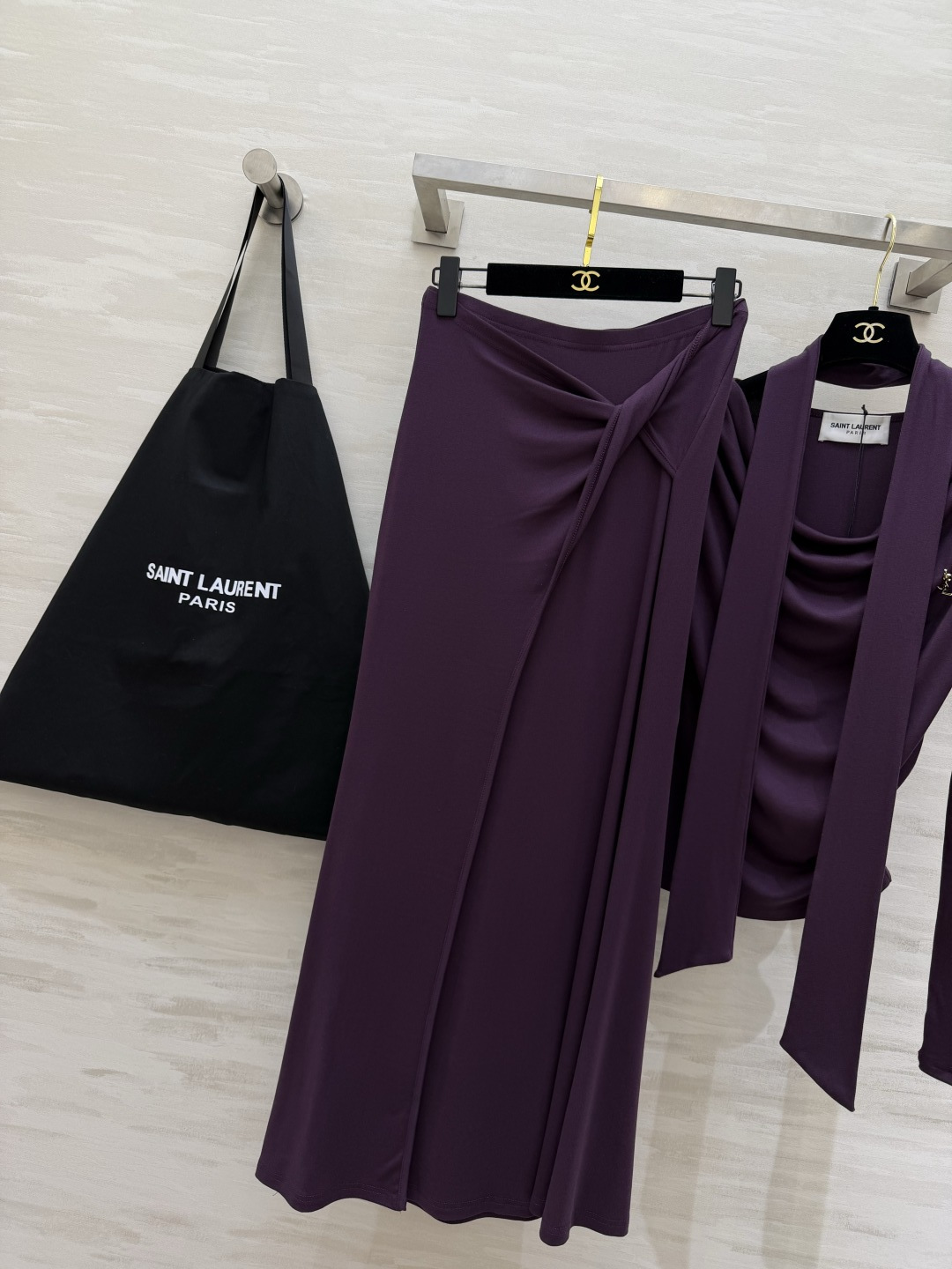 #ysl²⁶新款 清冷高级风 大女主套装裙 把温柔与清冷穿在身上 垂坠感天丝棉面料自带柔光滤镜 荡领+飘